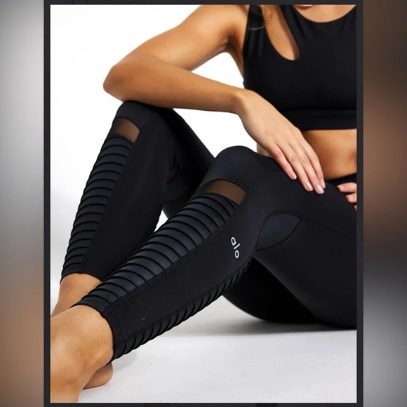 Alo leggings High Waisted Moto Legging
Black
Size xs
Waist 12”
Inseam 27” - Picture 5 of 10